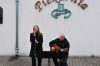 Dziewczyna śpiewa przy akompaniamencie gitarzysty